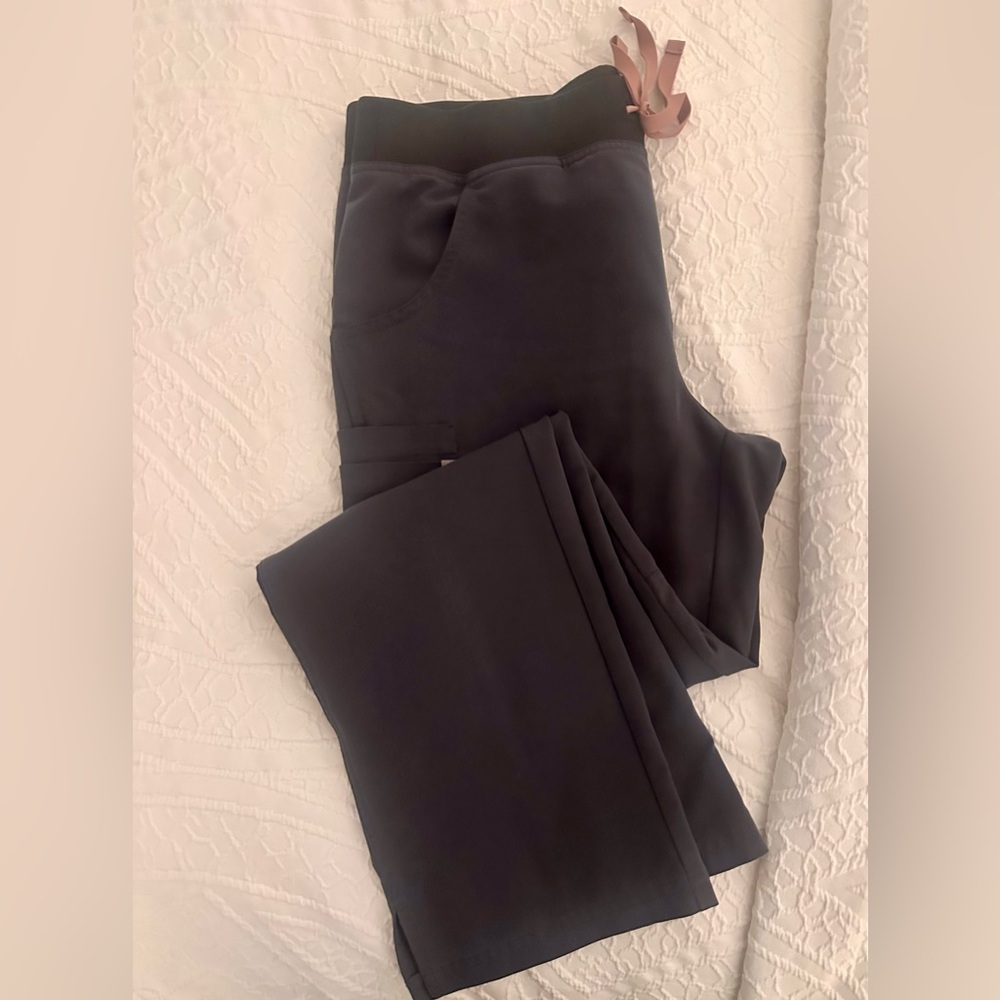 Elegant grey FIGS Women's Kade Cargo Pants in size medium